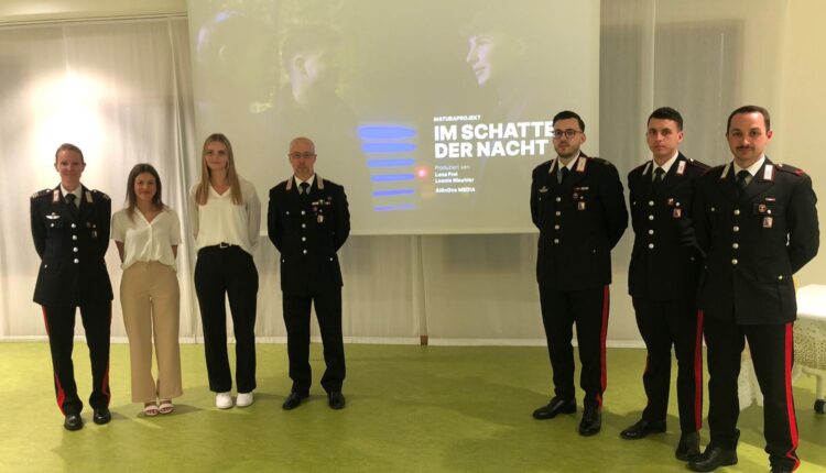 Bolzano. Presentazione da parte di due studentesse il progetto “Im shatte der Nacht” – “All’ombra della notte” contro le doghe da stupro.