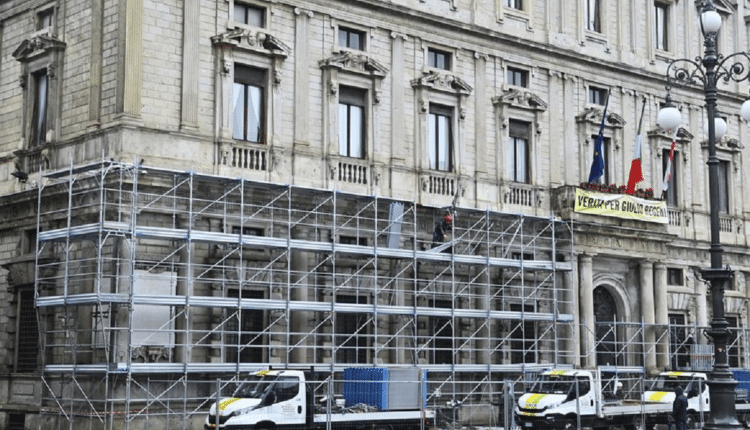 Milano: Palazzo Marino, avviata la posa dei ponteggi per il restauro della facciata in Piazza della Scala.