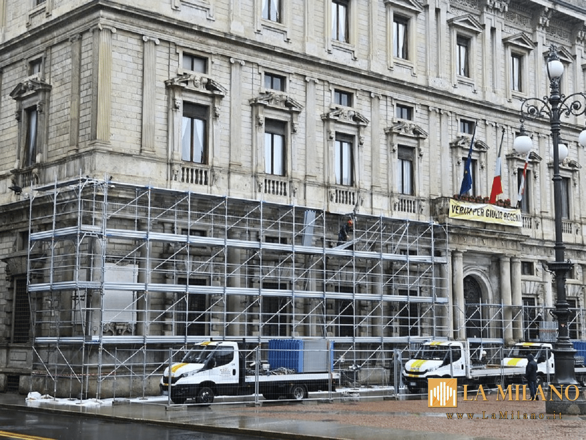 Milano: Palazzo Marino, avviata la posa dei ponteggi per il restauro della facciata in Piazza della Scala.