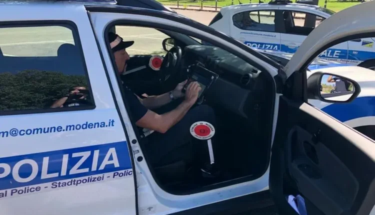 Modena: ubriaco alla guida e contromano in rotatoria.