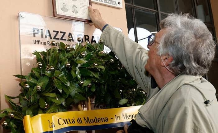 Modena: una corona in ricordo dell'eccidio di Piazza Grande.