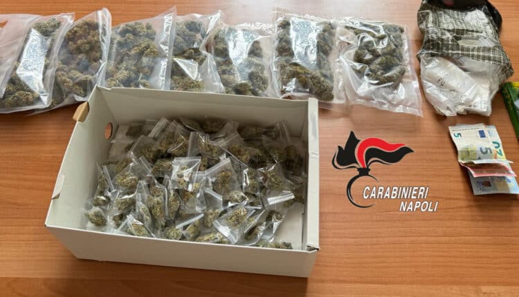 Napoli San Lorenzo, pusher beccato sotto casa con 121 dosi di marijuana.