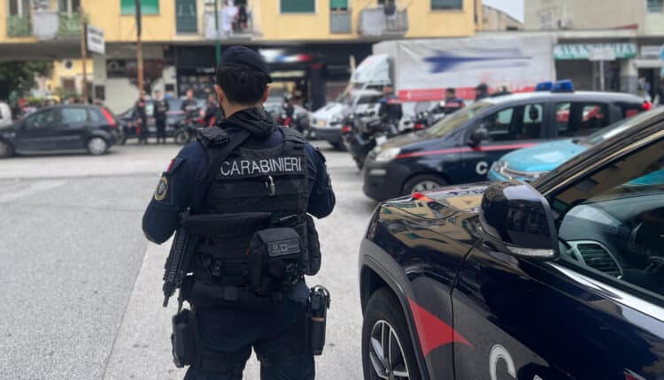 Napoli: controlli dei Carabinieri, sicurezza nel quartiere e presenza visibile, due persone arrestate e 3 denunciate.