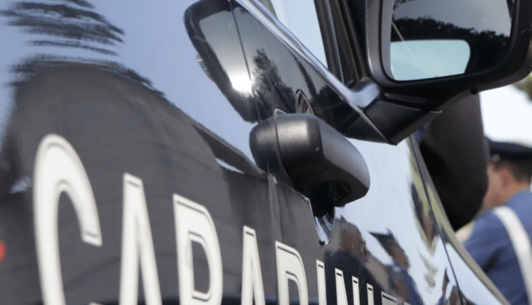 Napoli, inseguito dai rider e dal proprietario dell auto che ha appena rubato investe un centauro e viene arrestato