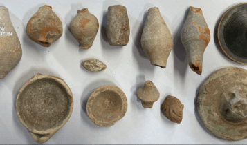 Noto (SR), fucile e munizioni nascosti vicino al pollaio. Arrestato dai carabinieri un 73enne trovato in possesso anche di oggetti di interesse archeologico