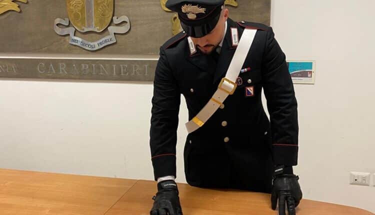 Orta di Atella: lancia stupefacente dal balcone, 20enne arrestata dai Carabinieri.