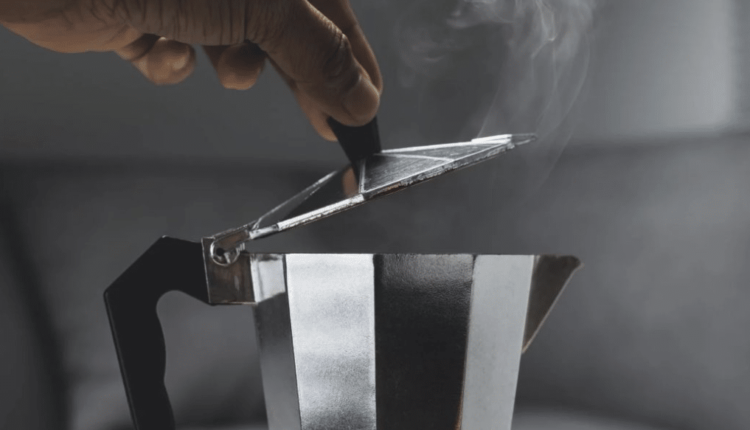 Palermo, esplode la caffettiera morta una 66enne