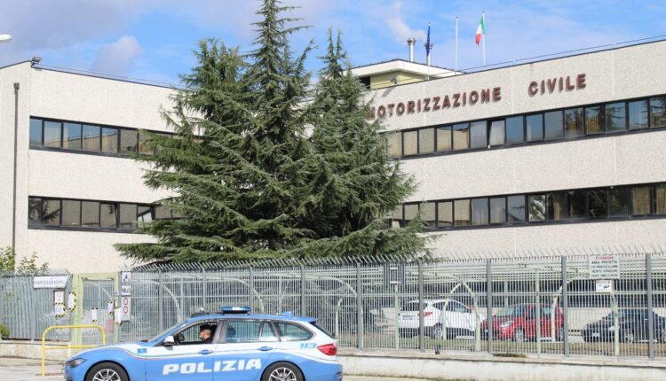 Torino, 5 persone denunciate dalla Polizia Stradale: all'esame di guida ricevono suggerimenti tramite apparecchi elettronici