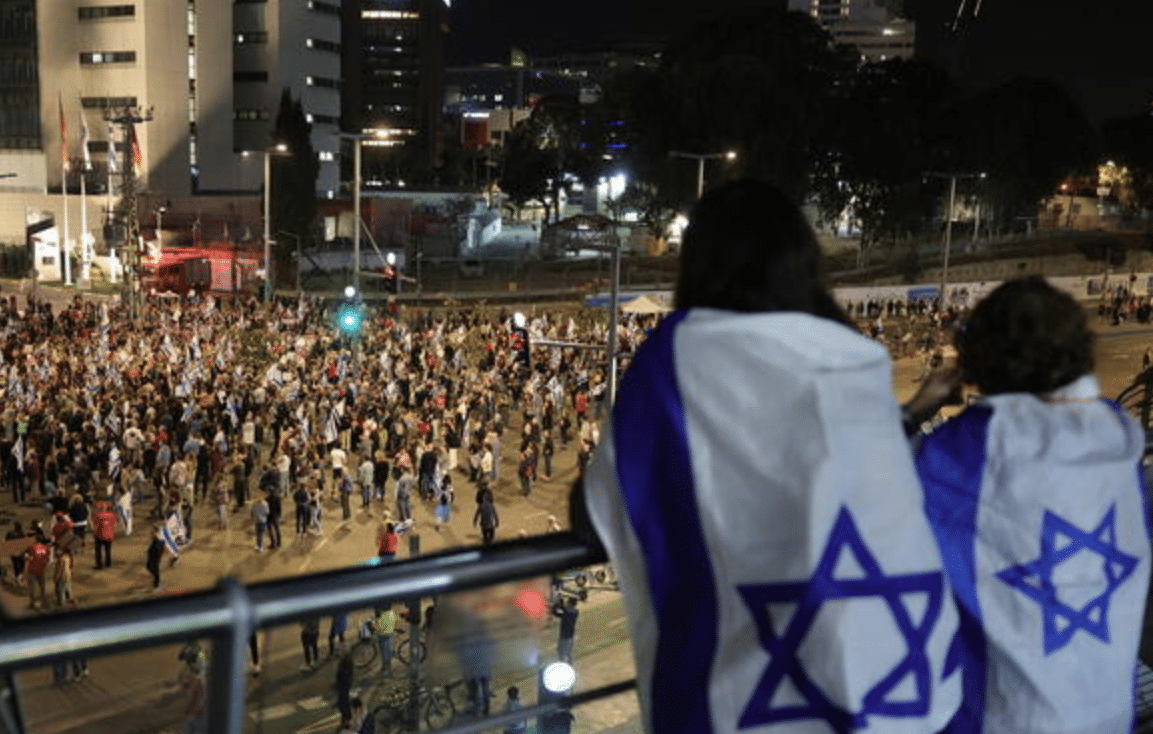 Proteste in Israele per gli ostaggi Bibi vattene scontri tra polizia e manifestanti
