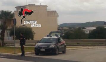 Noto (SR), fucile e munizioni nascosti vicino al pollaio. Arrestato dai carabinieri un 73enne trovato in possesso anche di oggetti di interesse archeologico.