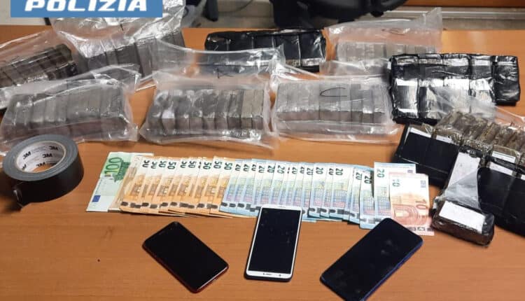 Roma: la Polizia di Stato arresta 8 persone, sequestrati circa 11 chili di droga tra cocaina, hashish, crack e marijuana.
