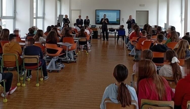 San Vito dei Normanni (BR). I Carabinieri incontrano gli studenti delle classi 1° e 2° media.