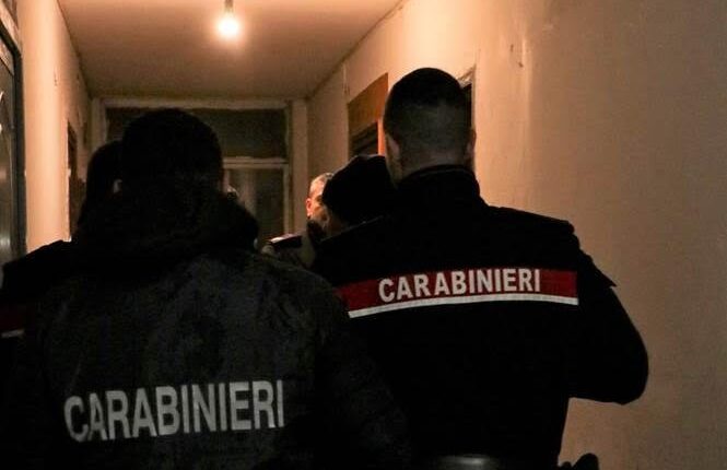 Santa Maria a Vico: i Carabinieri scoprono una "casa a luci rosse".