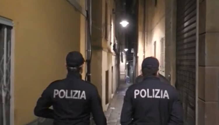 Genova, spacca il vetro di un’auto e ruba effetti personali: viene visto da un cittadino e denunciato. 51enne arrestato per il reato di furto aggravato.