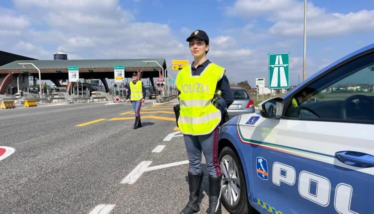Udine: la Polizia di Stato interviene per un auto in contromano in A23, evitata la tragedia.