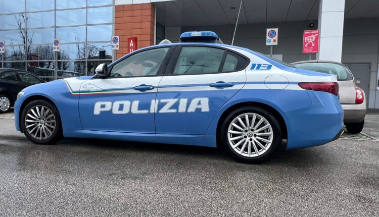 Udine: riempiono i giubbotti di merce, poi tentano la fuga tirando calci e pugni.