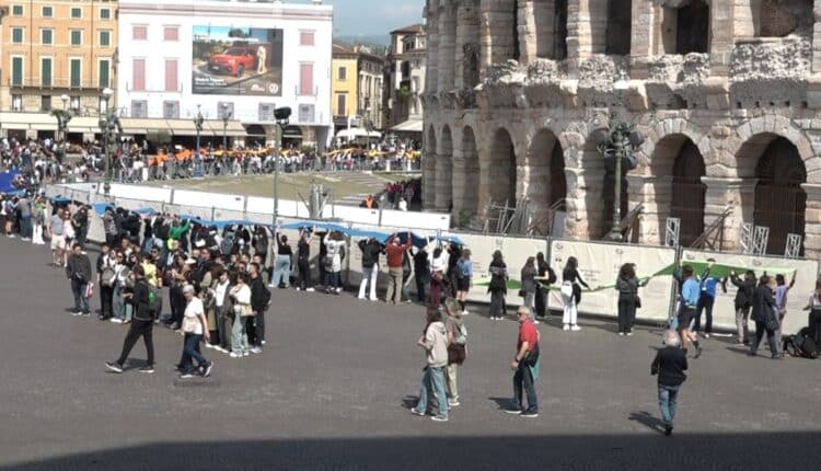 Verona. In Piazza Bra il flash mob degli studenti. 600 giovani che sostengono 500 metri di tessuto colorato per un simbolico abbraccio all'Arena per l'Agenda 2030 e per la sostenibilità.