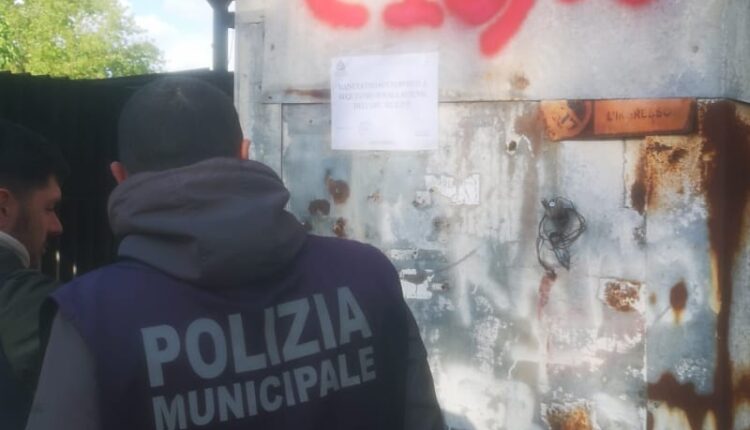 Napoli: sequestrato autolavaggio che riversava le acque di lavaggio nella fogna