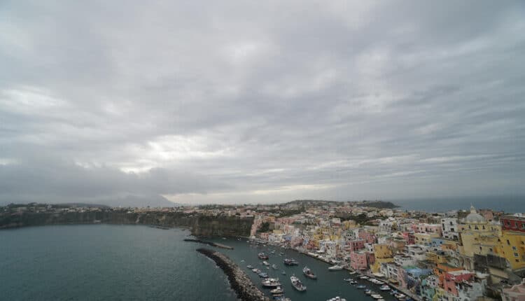Procida, musica ad alto volume nel bar nonostante l'ordinanza del sindaco: Carabinieri notificano sospensione per 5 giorni