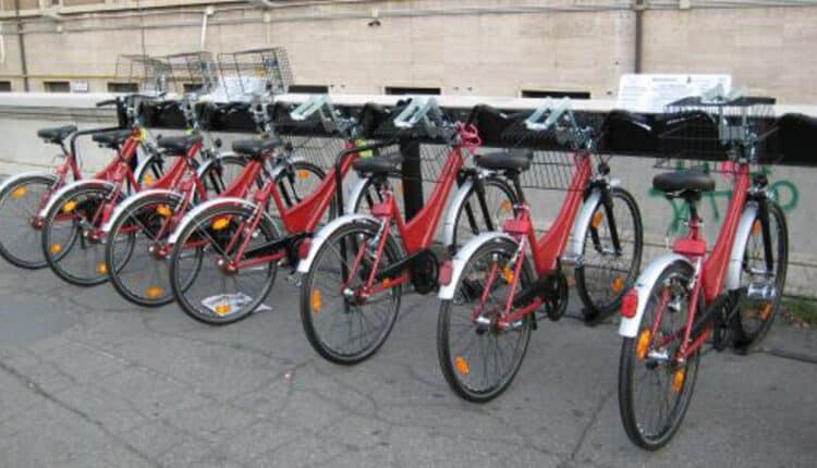 Bologna. Boom del bike sharing in città, che si rafforza ulteriormente: 550 biciclette in arrivo, servizio gratuito per abbonati Tper, abbonamento mensile a 30 euro e agevolazioni per dipendenti di aziende.