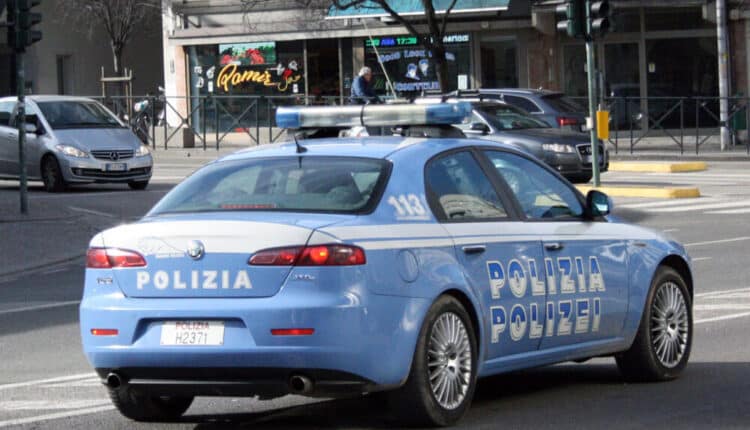 Bolzano. Pluripregiudicato ruba il cellulare ad un’anziana signora, cittadino ghanese blocca l’autore e lo consegna alla Polizia. Arrestato ed espulso 39enne tunisino.