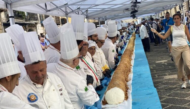 Caltanissetta. Il cannolo entra nel Guinness World Records: sabato la cerimonia al Foyer del Teatro Margherita.