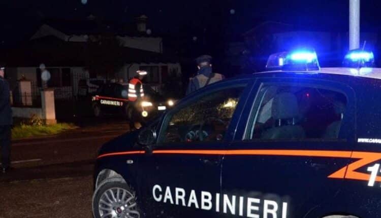 Napoli: cocaina tra i denti e nel reggiseno, coppia in moto e poi in manette. Il bilancio dei controlli dei Carabinieri: 2 arresti per spaccio e 2 denunce per porto abusivo di arma bianca.
