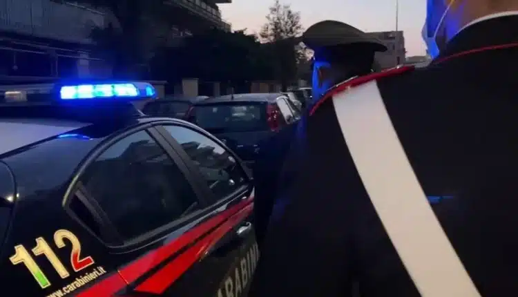 Villaricca, Napoli. Scatta l'allarme del braccialetto elettronico: i Carabinieri controllano che sia in casa ma lo trovano con 56 grammi di hashish. 18enne arrestato e tradotto in carcere.