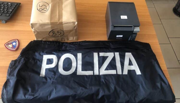 Crotone. Attività di sala giochi ed internet point condotta senza autorizzazione del Questore: denunciati il titolare ed un dipendente per esercizio abusivo di attività di gioco o di scommessa.