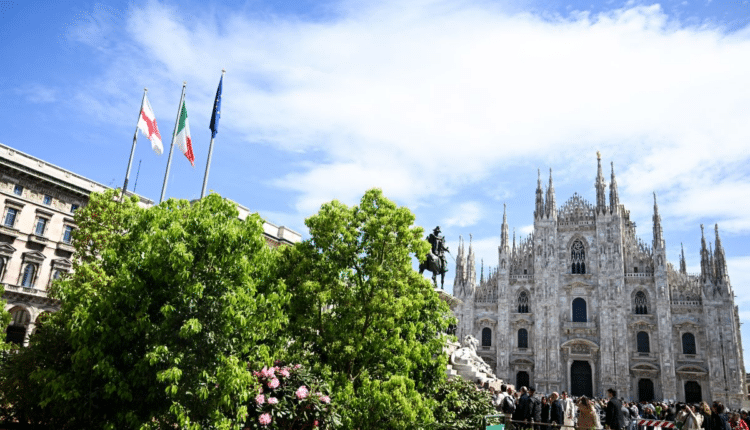 Milano, inizia il progetto "Oasi Zegna nel mondo": consegnate le nuove aiuole di piazza Duomo