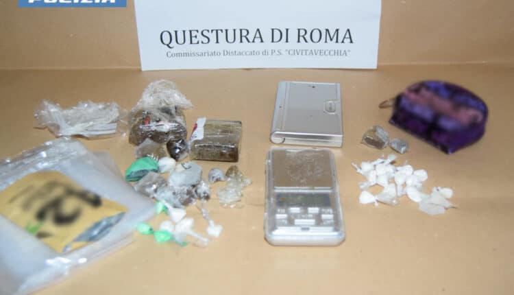 Civitavecchia: dopo il controllo all'interno di un bar, perquisito uno dei suoi dipendenti. Il 30enne è stato arrestato per detenzione ai fini di spaccio di sostanze stupefacenti.