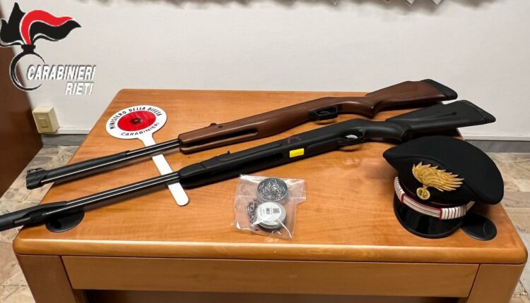 Rieti. 34enne agli arresti domiciliari gioca a colpire barattoli con una carabina ad aria compressa e si ferisce: mente al personale del 118 e viene denunciato per simulazione di reato.