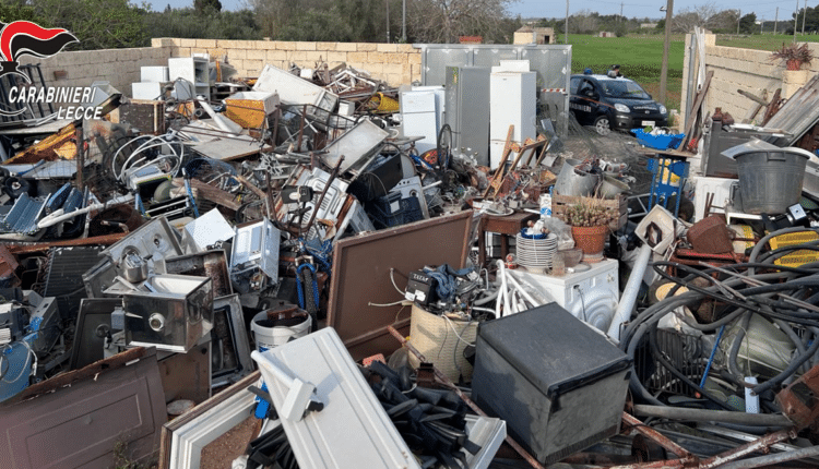 Nociglia (LE), scoperta dai Carabinieri una discarica abusiva. I rifiuti, anche pericolosi, erano sparsi all'interno di un terreno recintato di proprietà privata