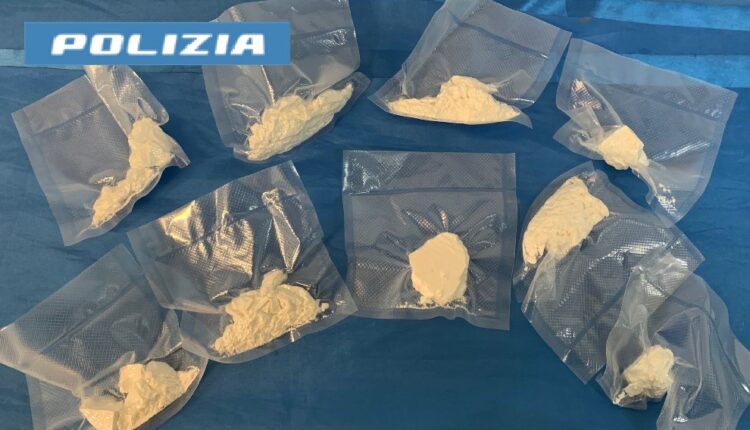 Vicaria: sorpreso con la droga e tenta la fuga. La Polizia di Stato arresta un 18enne.