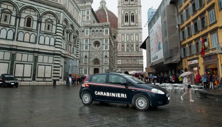 Firenze. Carabiniere ferrarese in vacanza nel capoluogo toscano arresta una borseggiatrice 36enne.