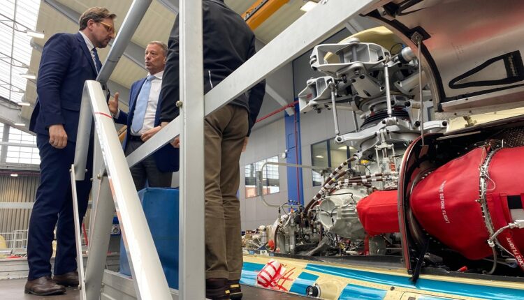 Varese: assessore Guidesi visita Leonardo elicotteri: opportunità per giovani e aziende lombarde