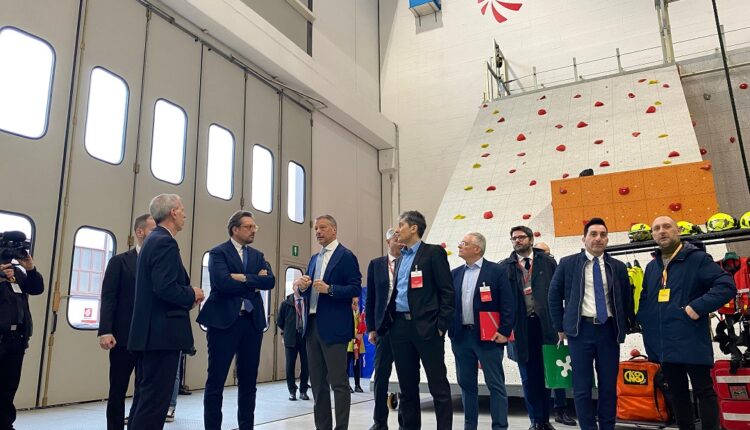 Varese: assessore Guidesi visita Leonardo elicotteri: opportunità per giovani e aziende lombarde