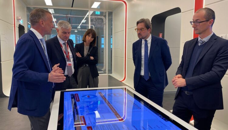 Varese: assessore Guidesi visita Leonardo elicotteri: opportunità per giovani e aziende lombarde