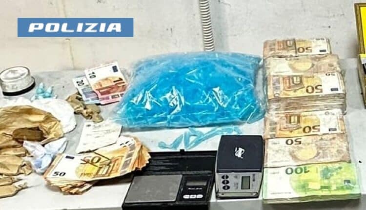 Zona ovest di Napoli: sorpreso con droga, pistola, taser, coltelli e circa 100.000 euro in contanti. La Polizia di Stato arresta un 55enne napoletano.