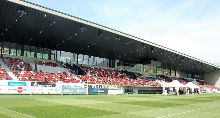 Bolzano: minorenne lancia fumogeni e provoca un incendio allo stadio durante Sudtirol – Cremones
