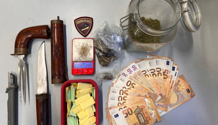 Cremona, trovate armi bianche, droga e banconote. Sorpreso in flagranza a spacciare ed arrestato 30enne.