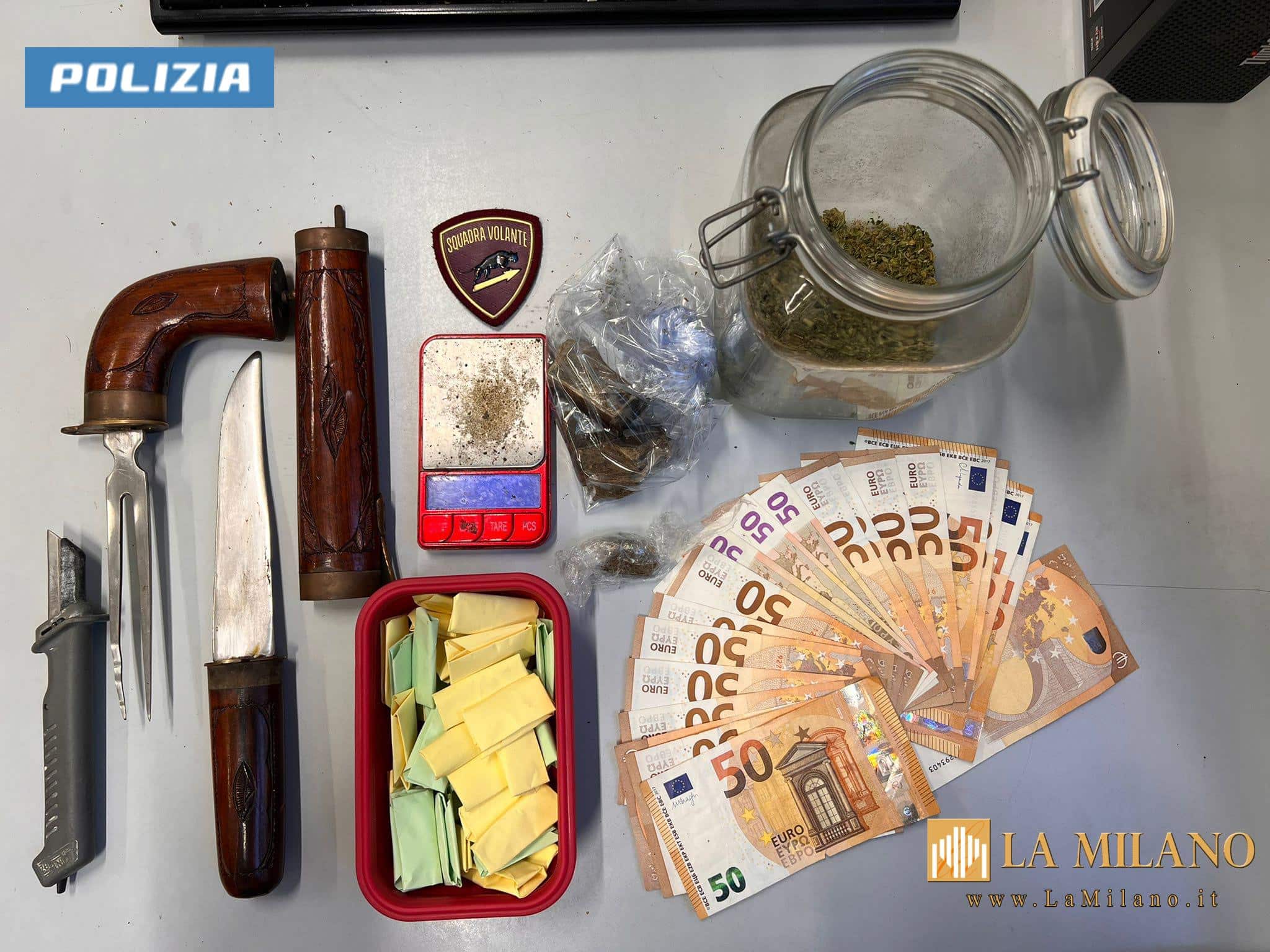 Cremona, trovate armi bianche, droga e banconote. Sorpreso in flagranza a spacciare ed arrestato 30enne.