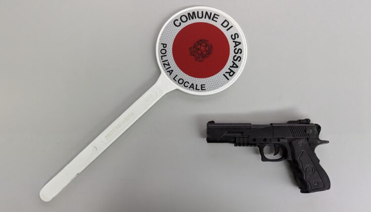 Caniga, rapina un negozio di alimentari impugnando una pistola: denunciato un giovane dalla Polizia Locale