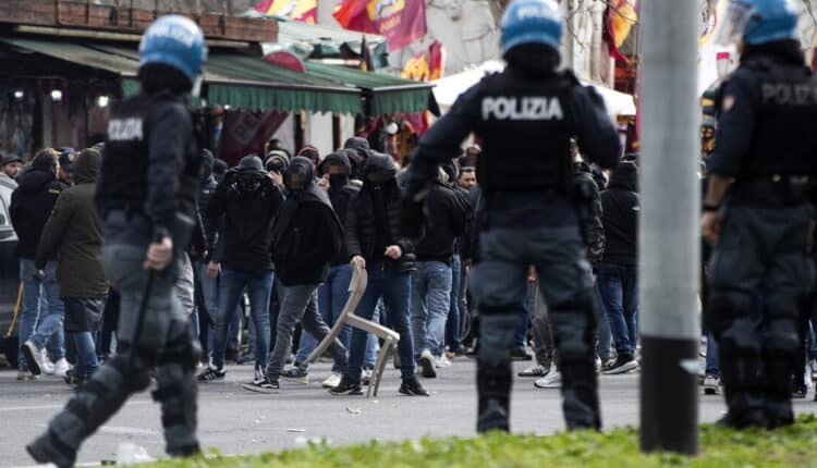 Roma. Dopo gli scontri allo Stadio Olimpico, arrestato capo ultras della Lazio e due romanisti condotti negli uffici della Digos. 