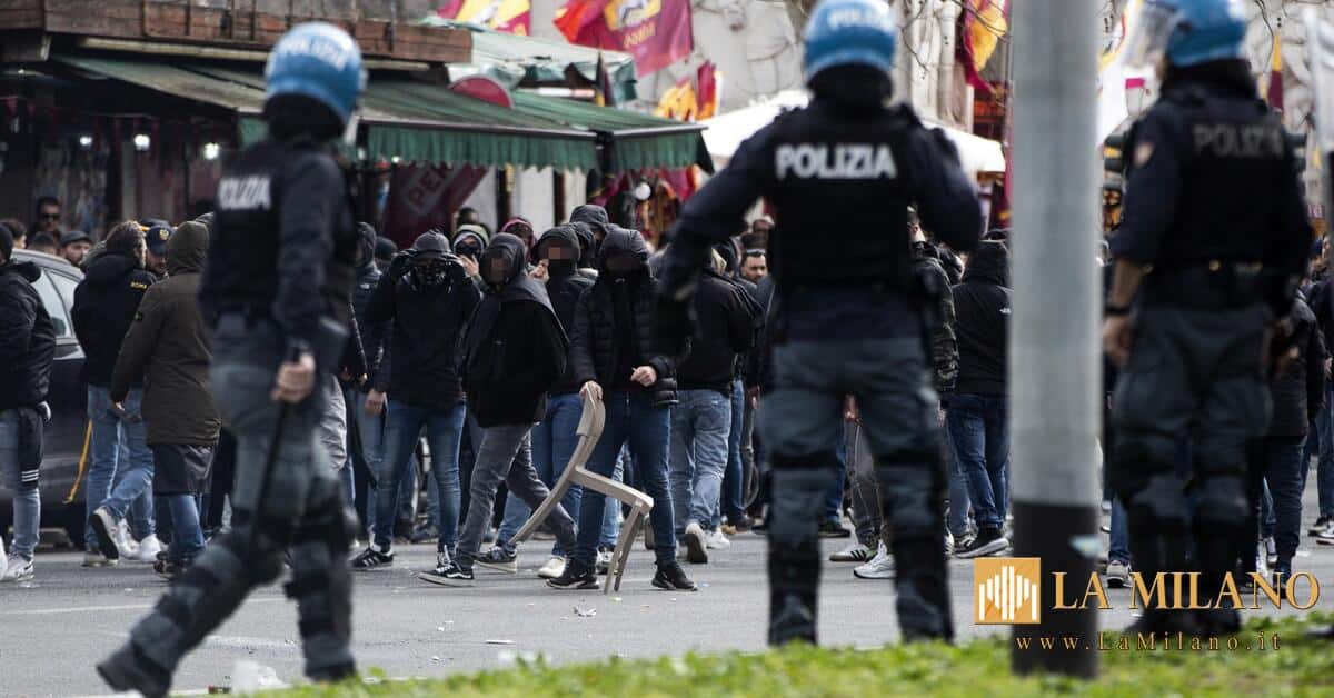 Roma. Dopo gli scontri allo Stadio Olimpico, arrestato capo ultras della Lazio e due romanisti condotti negli uffici della Digos. 