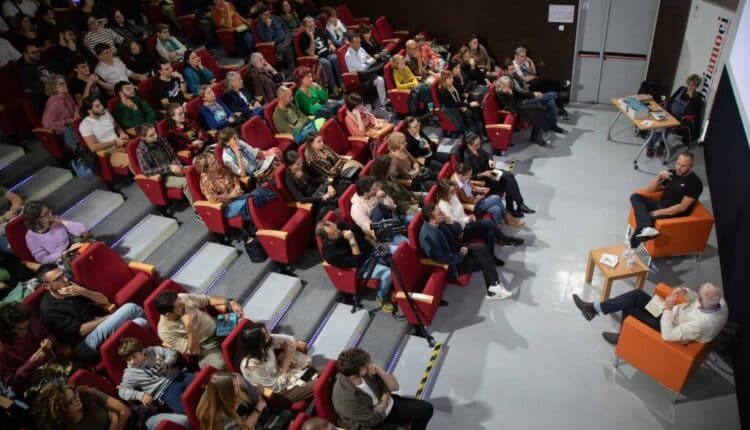 La Spezia, "Voce del verbo: futuro!" è il tema di Libriamoci 2024: a presentarlo il sindaco Pierluigi Peracchini