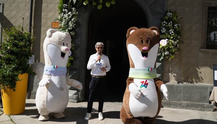 Sondrio. Tutto esaurito per "Sondrio ti prende per la gola". L'abbraccio alle mascotte di Milano Cortina 2026 Tina e Milo per iniziare il percorso da valle olimpica.
