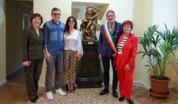 Modena, la vedova Forghieri dona al Comune una statua dei '7000 in ricordo del marito e del suo amore per la città.