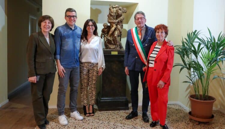 Modena, la vedova Forghieri dona al Comune una statua dei '7000 in ricordo del marito e del suo amore per la città.