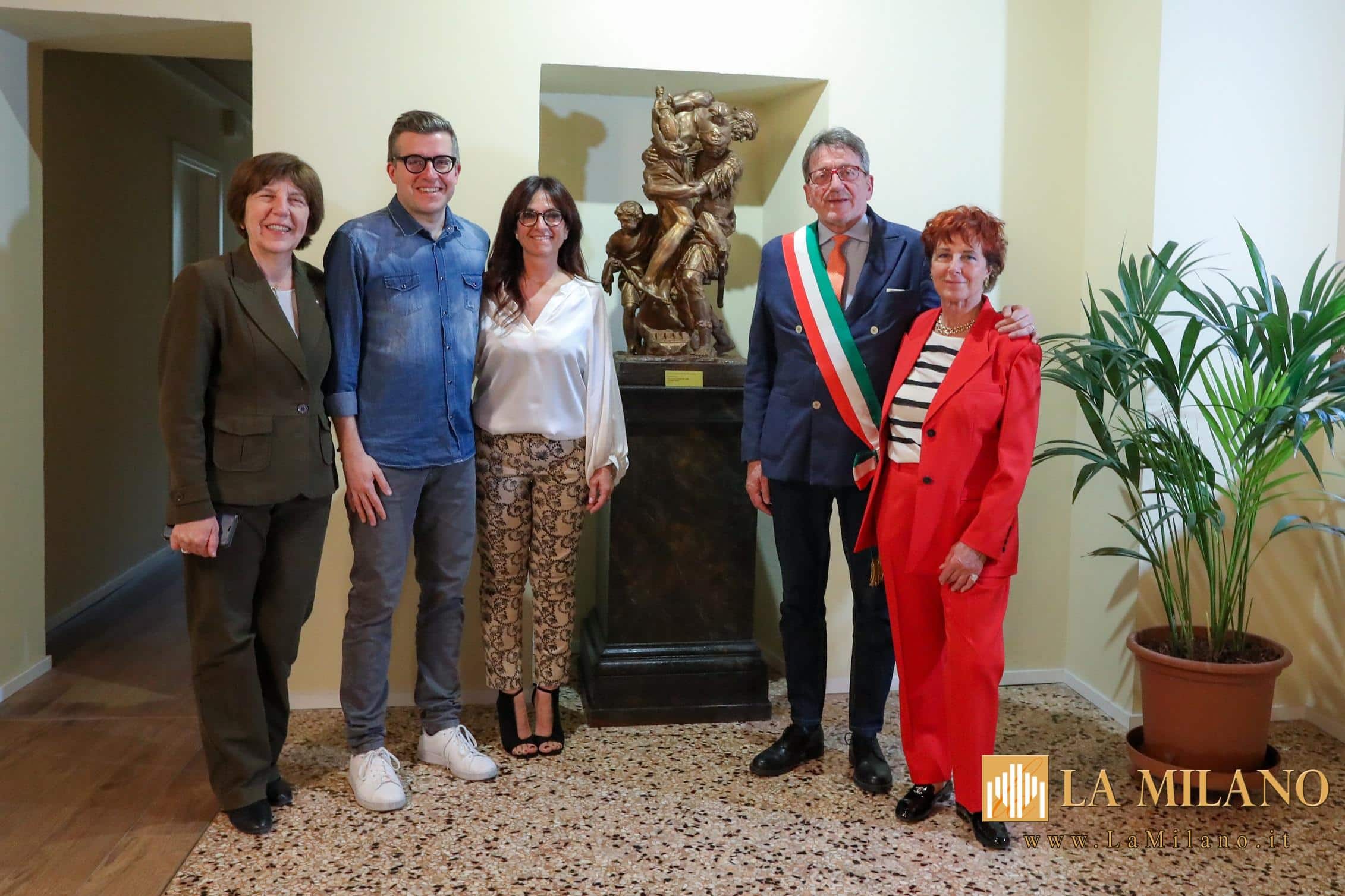 Modena, la vedova Forghieri dona al Comune una statua dei '7000 in ricordo del marito e del suo amore per la città.